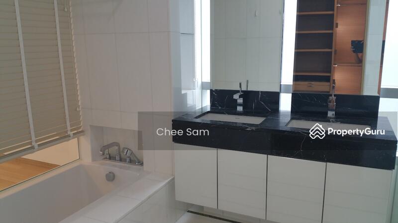 Master Bathrm with Bathtub