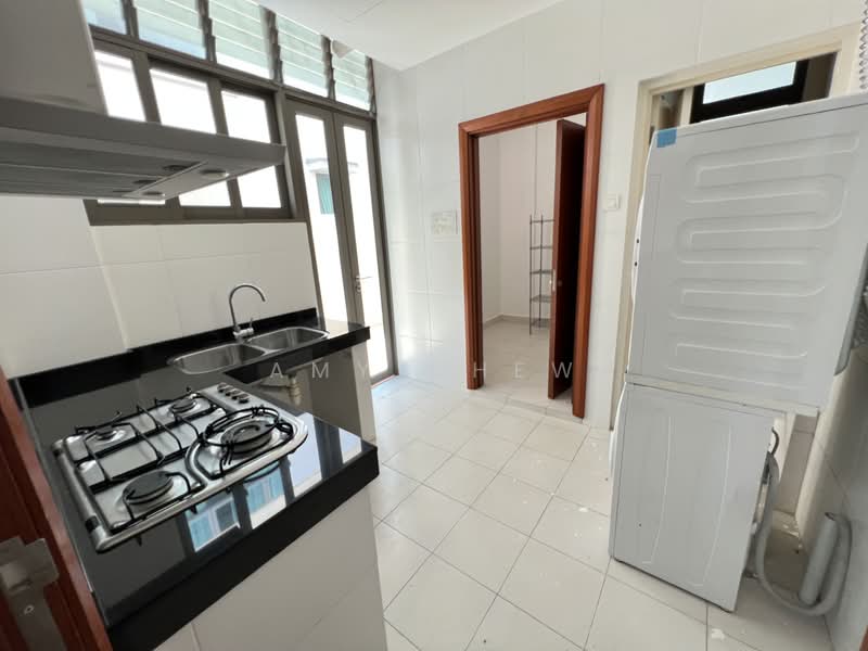 For Rent - DUNSFOLD.. bEAUTIFUL 2 STOREY DETACHED BUNGALOW WITH HUGE LAP POOL