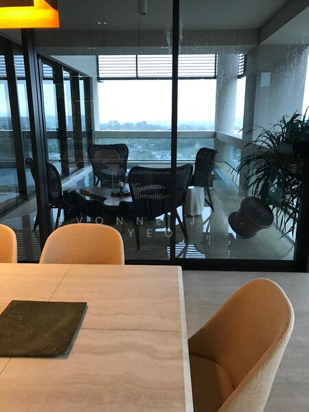 GOOD SIZED LARGE DINING AREA FACING RELAXING JACUZZI POOL