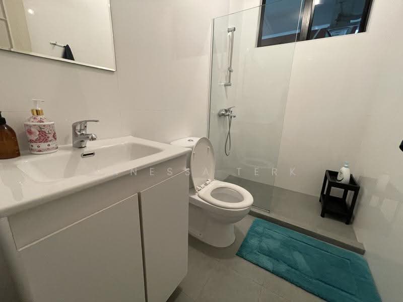 Lim Tai See Walk, Lim Tai See Walk, Tanglin / Holland / Bukit Timah, 5 Bedrooms, 3,800 sqft, Semi-Detached House For Rent, by Vanessa Terk, 20484318 - Bathroom - PropertyGuru.com.sg
