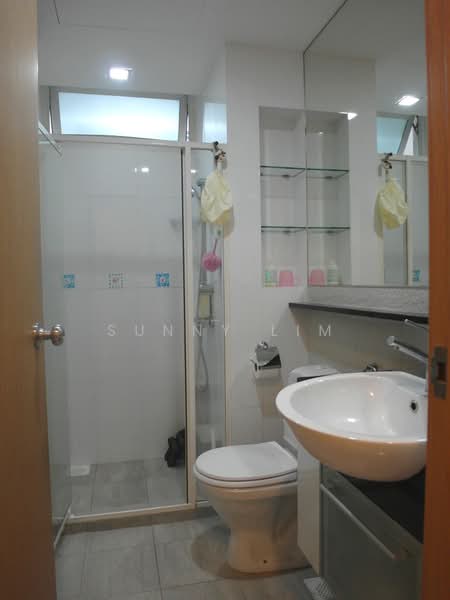 Ris Grandeur, 29 Elias Road, 2 Bedrooms, 1,066 sqft, Condominium For Rent, by Sunny Lim, 20492546 - common bathroom - PropertyGuru.com.sg