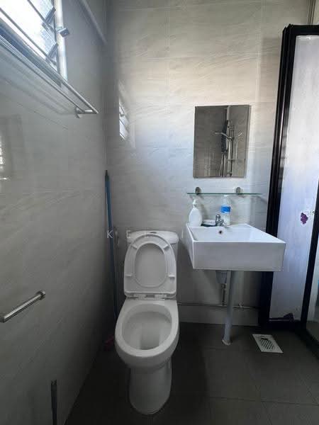 208 Jurong East Street 21, 208 Jurong East Street 21, Boon Lay / Jurong / Tuas, Room Rental, 100 sqft, HDB Flat For Rent, by Kelvin Ho, 20498356 - Bathroom - PropertyGuru.com.sg