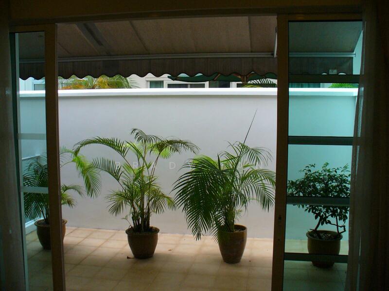 Patio with rectractable awning