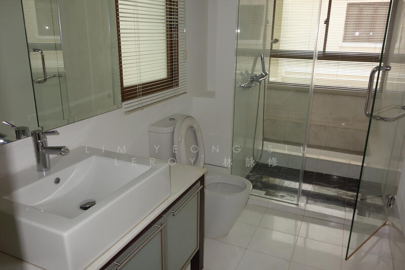 3 levels +terrace, Large renovated house, Square shaped land (RARE!), Cashew, 5 Bedrooms, 4,000 sqft, Corner Terrace For Sale, by Lim Yeong Siu Leroy 林詠修, 20548943 - Master bedroom: toilet - PropertyGuru.com.sg