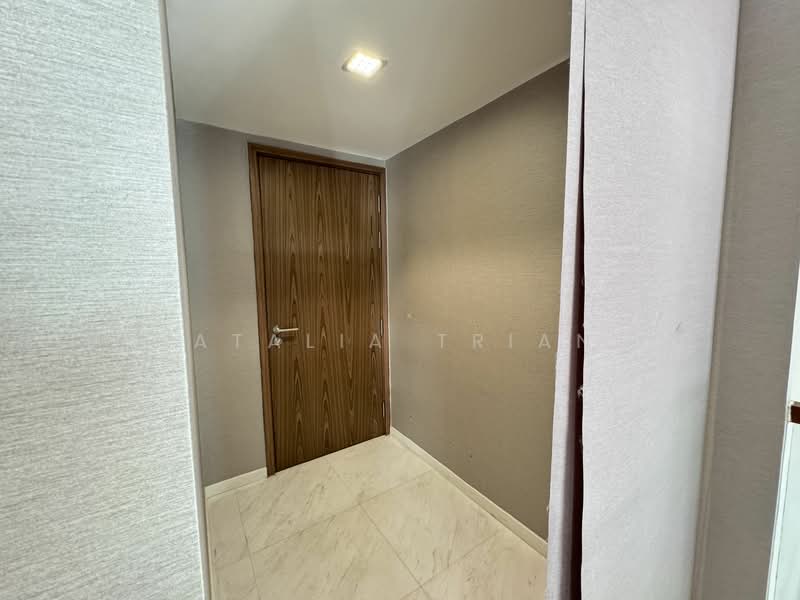 Suites at Orchard, 38 Handy Road, 3 Bedrooms, 1,550 sqft, Condominium For Rent, by Natalia Triani, 20549882 - Back door - upstairs - PropertyGuru.com.sg