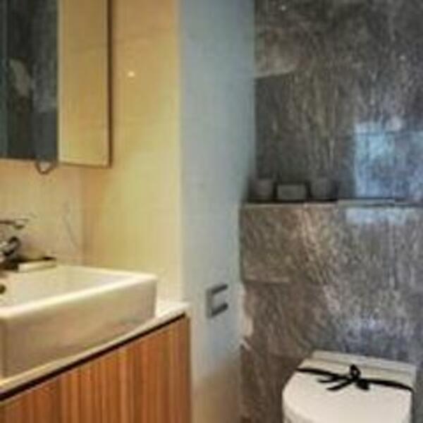 The Peak @ Cairnhill I, 51 Cairnhill Circle, 1 Bedroom, 592 sqft, Condominium For Rent, by Joy Ng, 20565065 - Bathroom with standing rain shower - PropertyGuru.com.sg