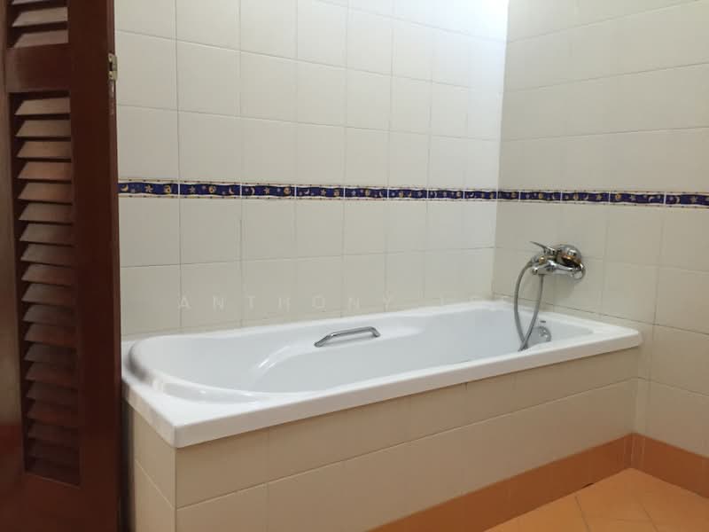 Clementi Park, 125 Sunset Way, Room Rental, 200 sqft, Condominium For Rent, by Anthony Lee, 20584501 - master bath - PropertyGuru.com.sg