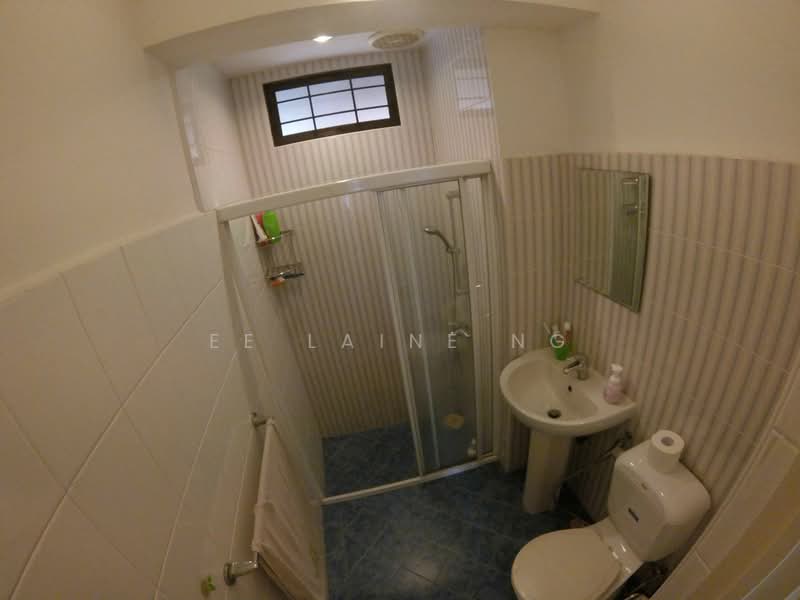 Dunearn Estate, , 7 Bedrooms, 4,000 sqft, Semi-Detached House For Rent, by Ee Laine Ng, 20595553 - Maids bathroom - PropertyGuru.com.sg