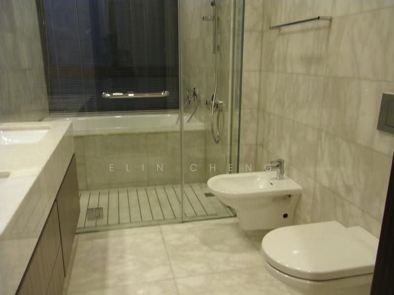 Duchess Residences, 102 Duchess Avenue, Tanglin / Holland / Bukit Timah, 4 Bedrooms, 3,014 sqft, Condominium For Rent, by Elin Cheng, 20618863 - 1st Floor : Master Bathroom - PropertyGuru.com.sg