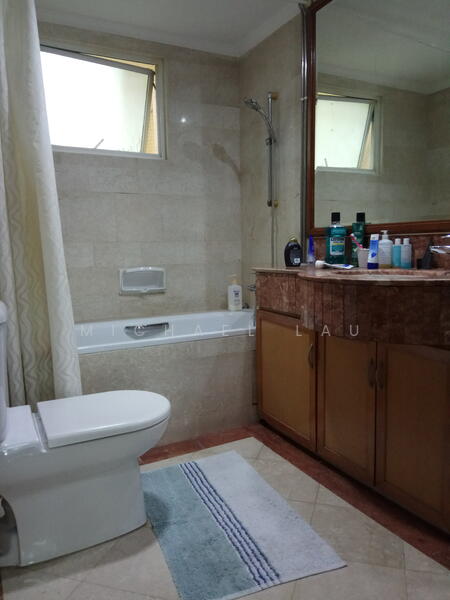 Emerald Garden, 33 Club Street, 2 Bedrooms, 947 sqft, Condominium For Rent, by Michael Lau, 20625306 - Bathtub in Master Bedroom's bathroom - PropertyGuru.com.sg
