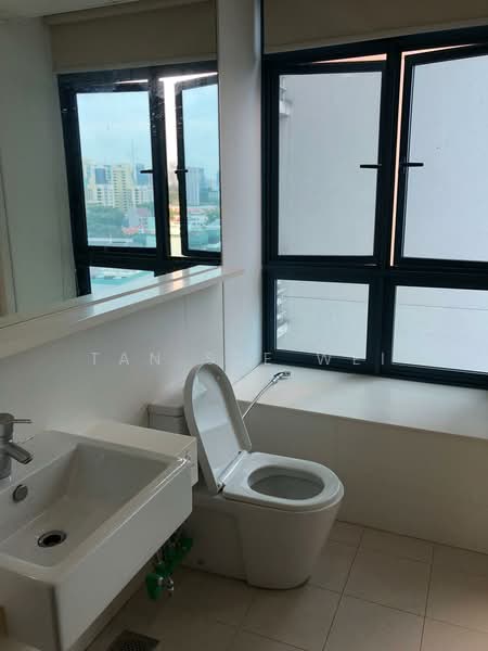City Square Residences Condominium For Sale at S$ 2,700,000 | PropertyGuru Singapore - master bathroom