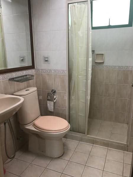 Palm Gardens, 2A Hong San Walk, Dairy Farm / Bukit Panjang / Choa Chu Kang, 2 Bedrooms, 980 sqft, Condominium For Rent, by Razak ., 20664096 - common bathroom - PropertyGuru.com.sg