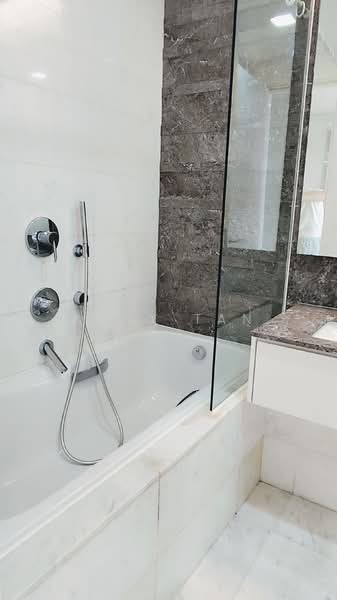 Reflections at Keppel Bay, 1 Keppel Bay View, 2 Bedrooms, 1,066 sqft, Condominium For Rent, by Andy Tan, 20674618 - Master Bathroom Bathtub  - PropertyGuru.com.sg