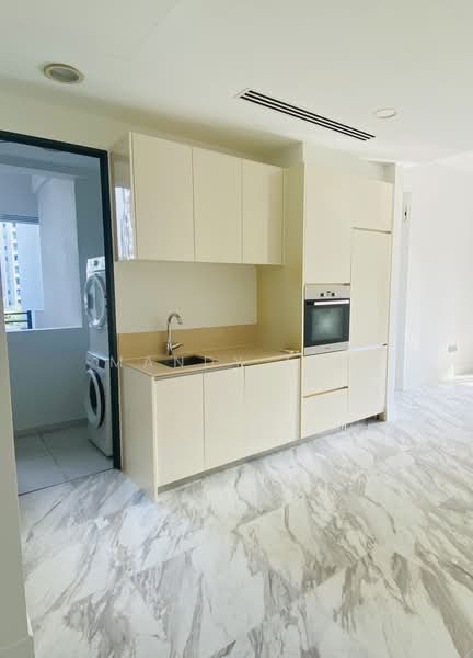 VIVA, 2 Suffolk Walk, 2 Bedrooms, 1,044 sqft, Condominium For Rent, by Mandy Lim, 20696641 - Separate yard (washer & dryer + build-in rubbish chute) w glass door. - PropertyGuru.com.sg