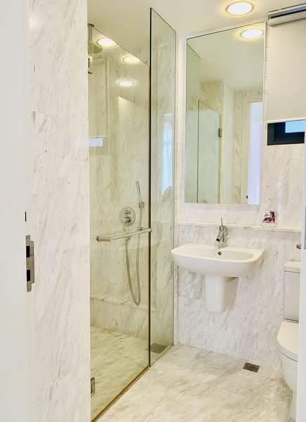 VIVA, 2 Suffolk Walk, 2 Bedrooms, 1,044 sqft, Condominium For Rent, by Mandy Lim, 20696641 - Common Bathroom - PropertyGuru.com.sg