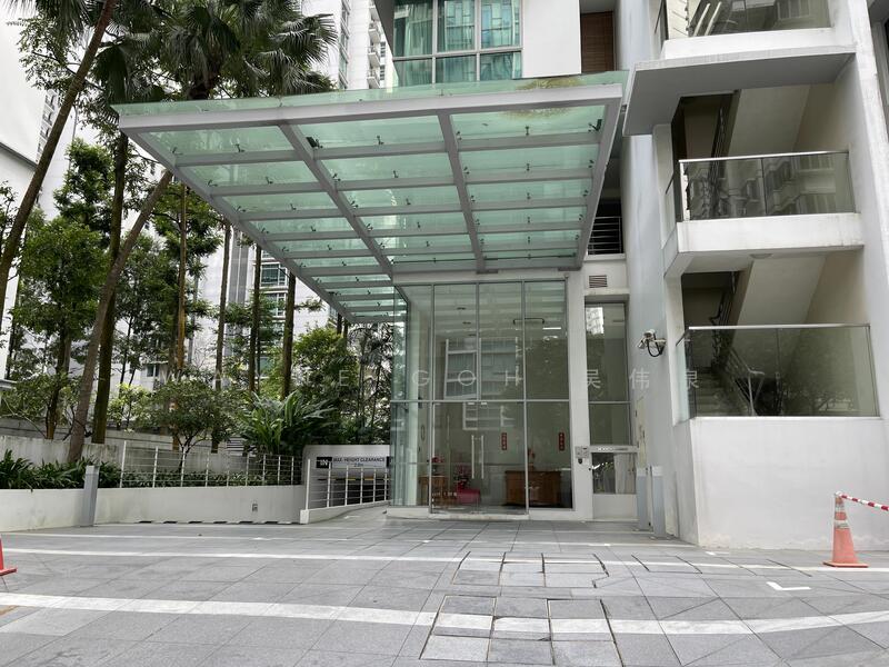 8 Lincoln Entrance