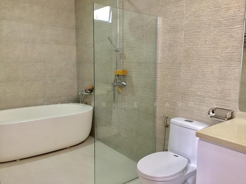 Sunrise Villa, Sunrise Way, 3 Bedrooms, 2,200 sqft, Terraced House For Rent, by Catherine PANG, 20718206 - Master Bathroom - PropertyGuru.com.sg