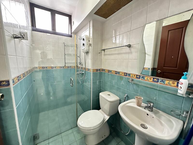Common bathroom 