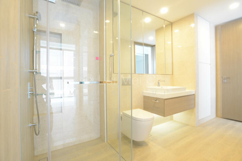 Spacious Bathroom with dual entrance