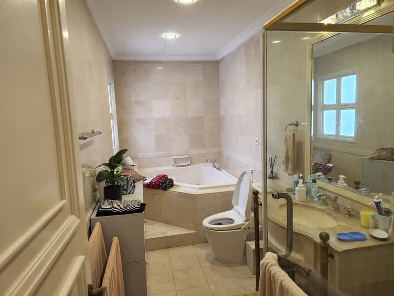 Holland Grove, Holland Grove View, 4 Bedrooms, 3,500 sqft, Semi-Detached House For Rent, by Stephen Tan, 20750466 - Master Toilet - PropertyGuru.com.sg