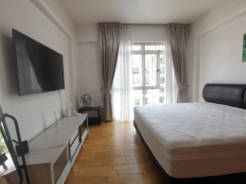 Great size master with smart TV