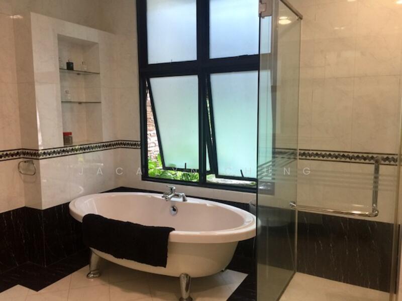 bathtub in master bathroom