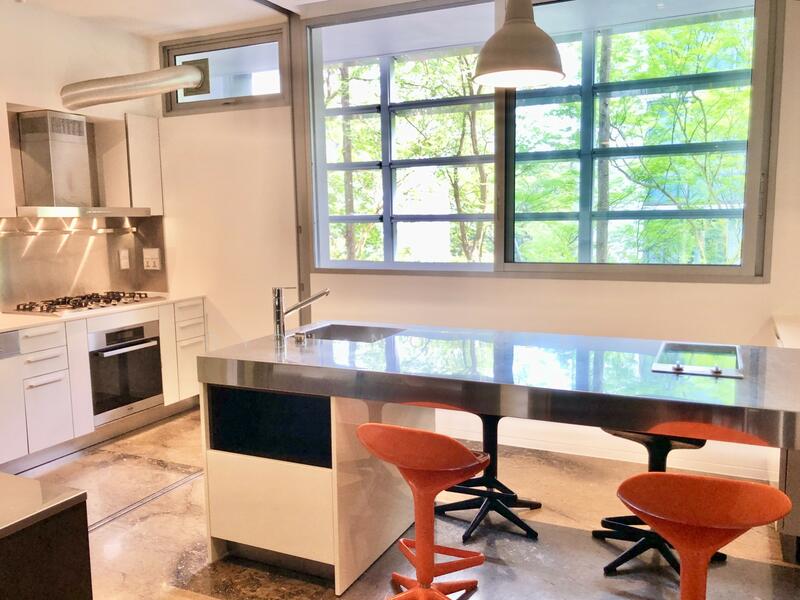 Good Work Space for a Kitchen! Big Windows and Bright!