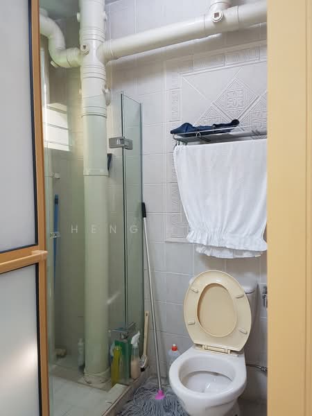 686B Woodlands Drive 73, 686B Woodlands Drive 73, 3 Bedrooms, 1,185 sqft, HDB Flat For Rent, by Heng Heng, 20828394 - Common bathroom - PropertyGuru.com.sg