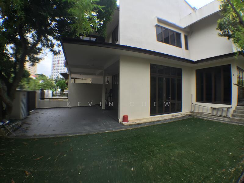 Artificial grass - Old photo b4 tenant move in.