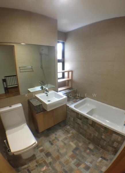 Common bathroom on level 2- Old photo b4 tenant move in.