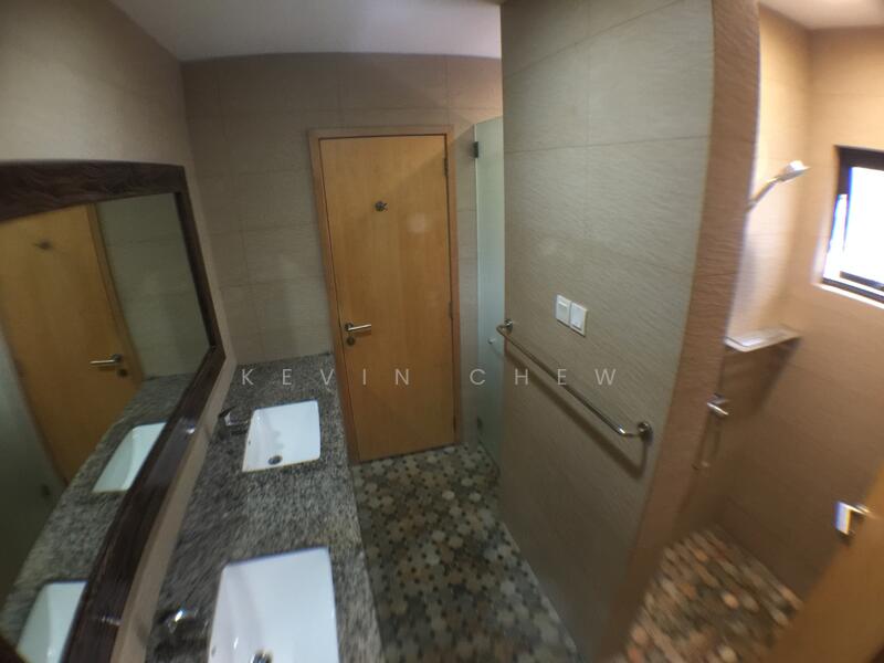 Master bathroom - Old photo b4 tenant move in.