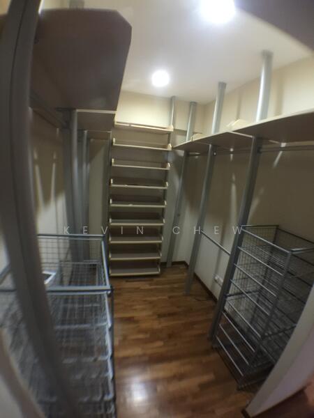 Master bedroom walk-in wardrobe - Old photo b4 tenant move in.