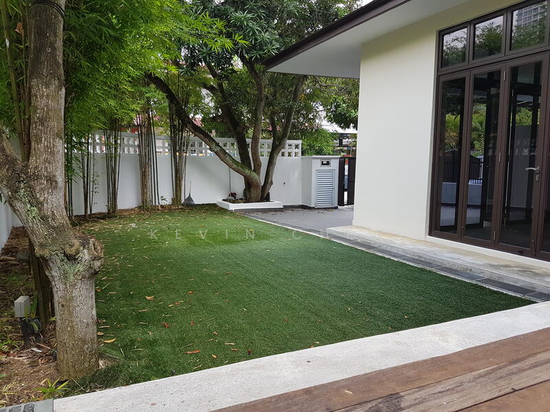 Garden with artificial grass - Old photo b4 tenant move in.
