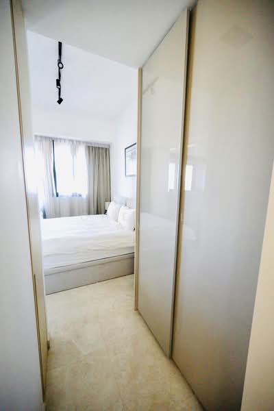 DUO Residences, 1 Fraser Street, 1 Bedroom, 646 sqft, Apartment For Rent, by Cheryl Aw, 20850225 - Walk-in Wardrobe - PropertyGuru.com.sg