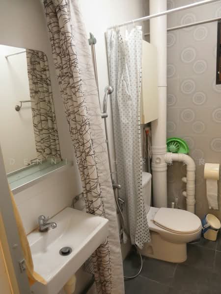 338 Bukit Batok Street 34, 338 Bukit Batok Street 34, 3 Bedrooms, 904 sqft, HDB Flat For Rent, by Dennis Thor 涂英良, 20855456 - Common bath - PropertyGuru.com.sg