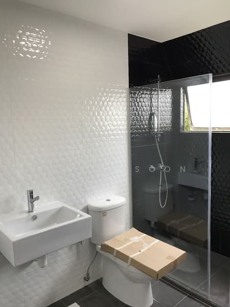 Cashew Park Condo, 50 Cashew Road, 3 Bedrooms, 1,150 sqft, Condominium For Rent, by Eugene Soon, 20855770 - New Master Bath - PropertyGuru.com.sg