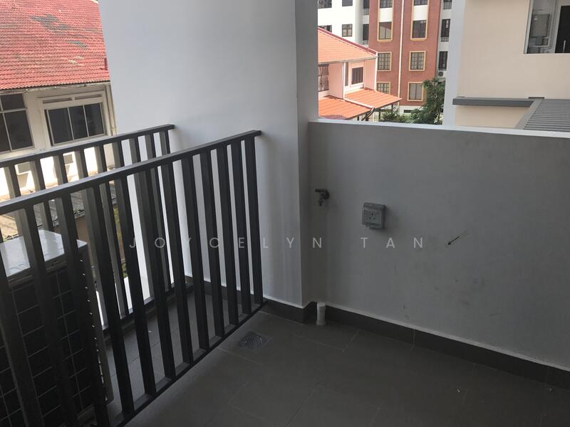 Sundance Suites, 12 Duku Place, 1 Bedroom, 560 sqft, Apartment For Rent, by Joycelyn Tan, 20860273 - Washing Machine in foyer  - PropertyGuru.com.sg