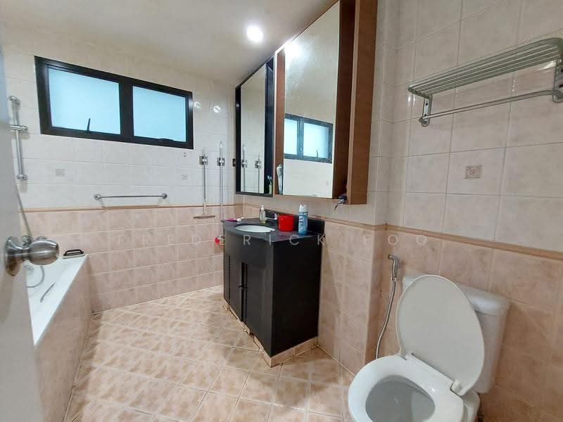 Chestervale, 41 Bangkit Road, Dairy Farm / Bukit Panjang / Choa Chu Kang, 6 Bedrooms, 1,421 sqft, Condominium For Rent, by Frederick Foo, 20863681 - Bathroom - PropertyGuru.com.sg