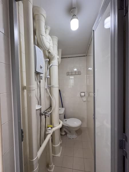 83 Commonwealth Close, 83 Commonwealth Close, 2 Bedrooms, 646 sqft, HDB Flat For Rent, by Wendy Ang, 20913845 - Bathroom with shower - PropertyGuru.com.sg