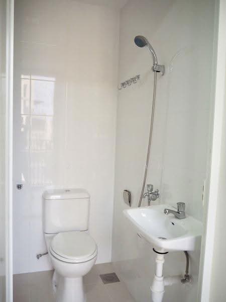 SkySuites 17, 17 Jalan Rajah, Balestier / Toa Payoh, 3 Bedrooms, 1,066 sqft, Apartment For Rent, by Irene Fam, 20942442 - Common room bathroom - PropertyGuru.com.sg