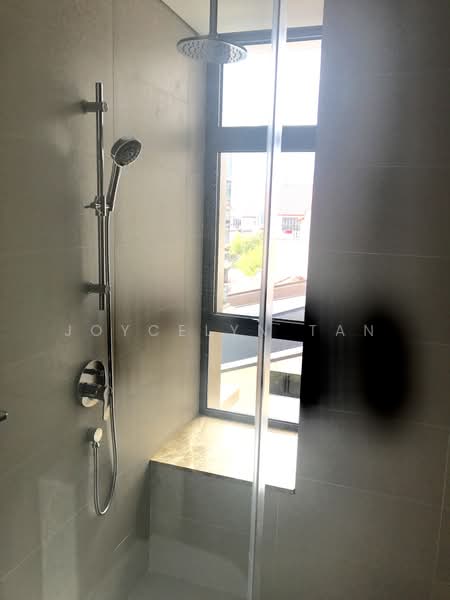 Sundance Suites, 12 Duku Place, 1 Bedroom, 560 sqft, Condominium For Rent, by Joycelyn Tan, 20945824 - Window in Bathroom - PropertyGuru.com.sg