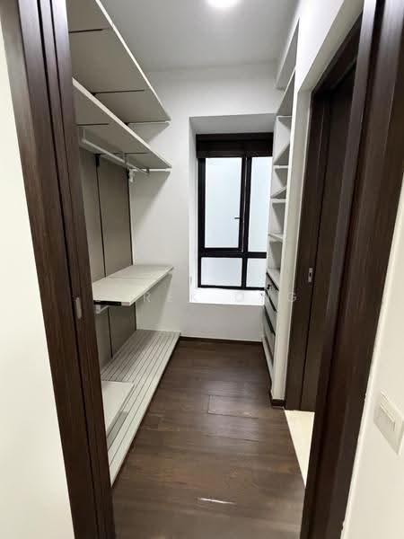 D'Nest, 133 Pasir Ris Grove, Pasir Ris / Tampines, 4 Bedrooms, 1,410 sqft, Condominium For Rent, by Derek Ong, 20980653 - master walk-in wardrobe - PropertyGuru.com.sg