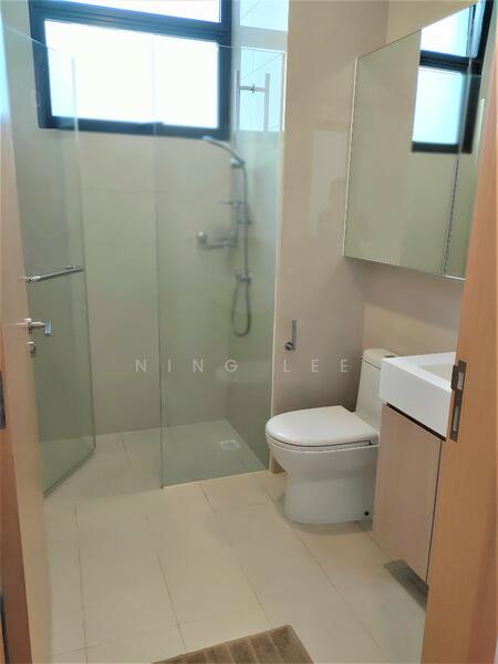 Master bdrm bathroom