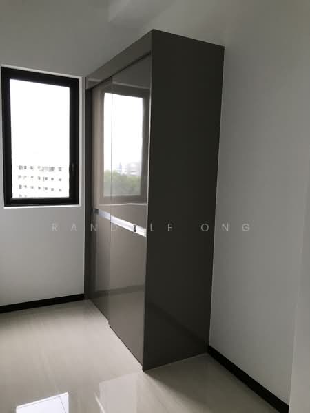 Sims Urban Oasis, 12 Sims Drive, 1 Bedroom, 463 sqft, Condominium For Rent, by Randale Ong, 21005112 - Study/wardobe room - PropertyGuru.com.sg