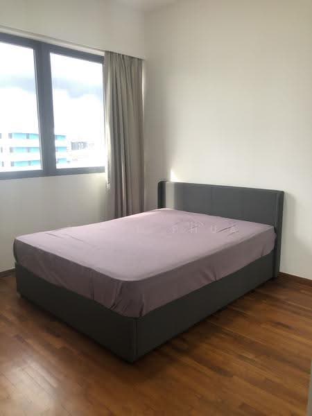 New queen bed