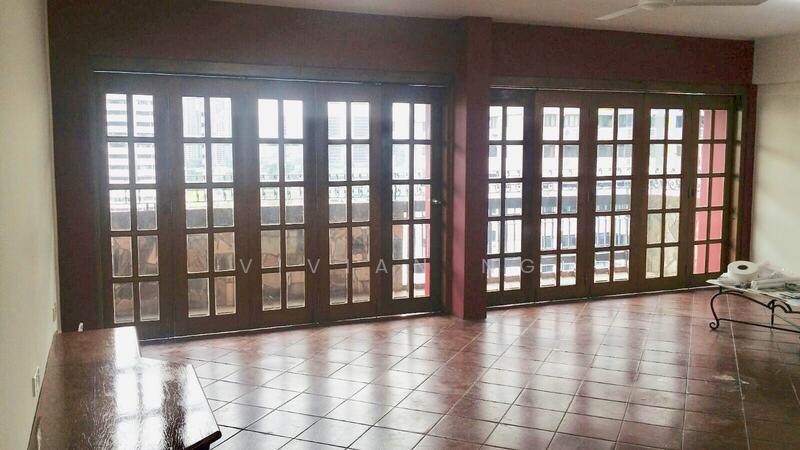 Spacious Living room, with lots of sunlight and breezy