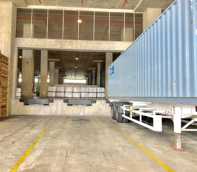 HIGH SPECIFICATIONS Warehouse with Extra Wide Roller Shutters, Dedicated Bays, off AYE/PIE, 3MINS to AYE/PIE CONTACT: +6596881177, 50,000 sqft, Warehouse For Rent, by ADRIAN, 21115582 - Sample Photo of similiar Specs facility: Ready to Use High Specs warehouse - CommercialGuru.com.sg