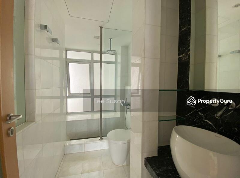 Master room bathroom