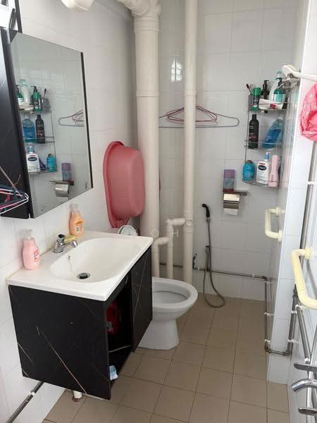 117 Serangoon North Avenue 1, 117 Serangoon North Avenue 1, Hougang / Punggol / Sengkang, Room Rental, 100 sqft, HDB Flat For Rent, by Goh Dorelyn, 21143256 - Bathroom - PropertyGuru.com.sg
