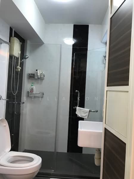 176 Bishan Street 13, 176 Bishan Street 13, 3 Bedrooms, 990 sqft, HDB Flat For Rent, by Stella Kong, 21165080 - Master attached bath - PropertyGuru.com.sg